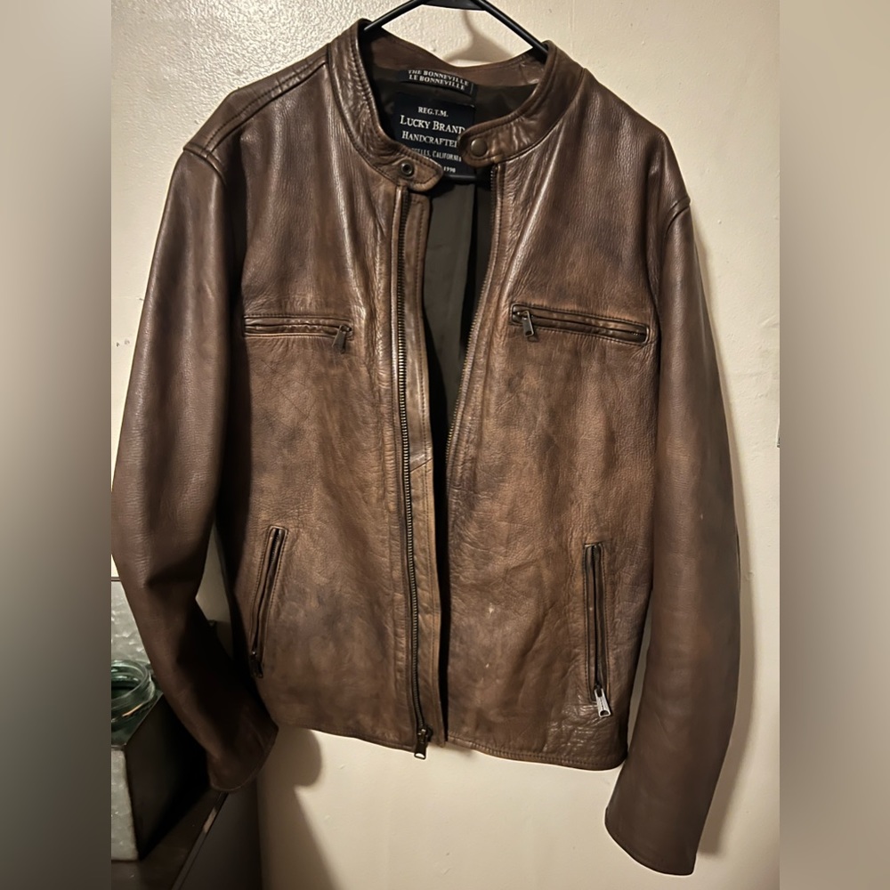 Lucky brand men’s brown leather jacket. Great shape. No tears or rips.